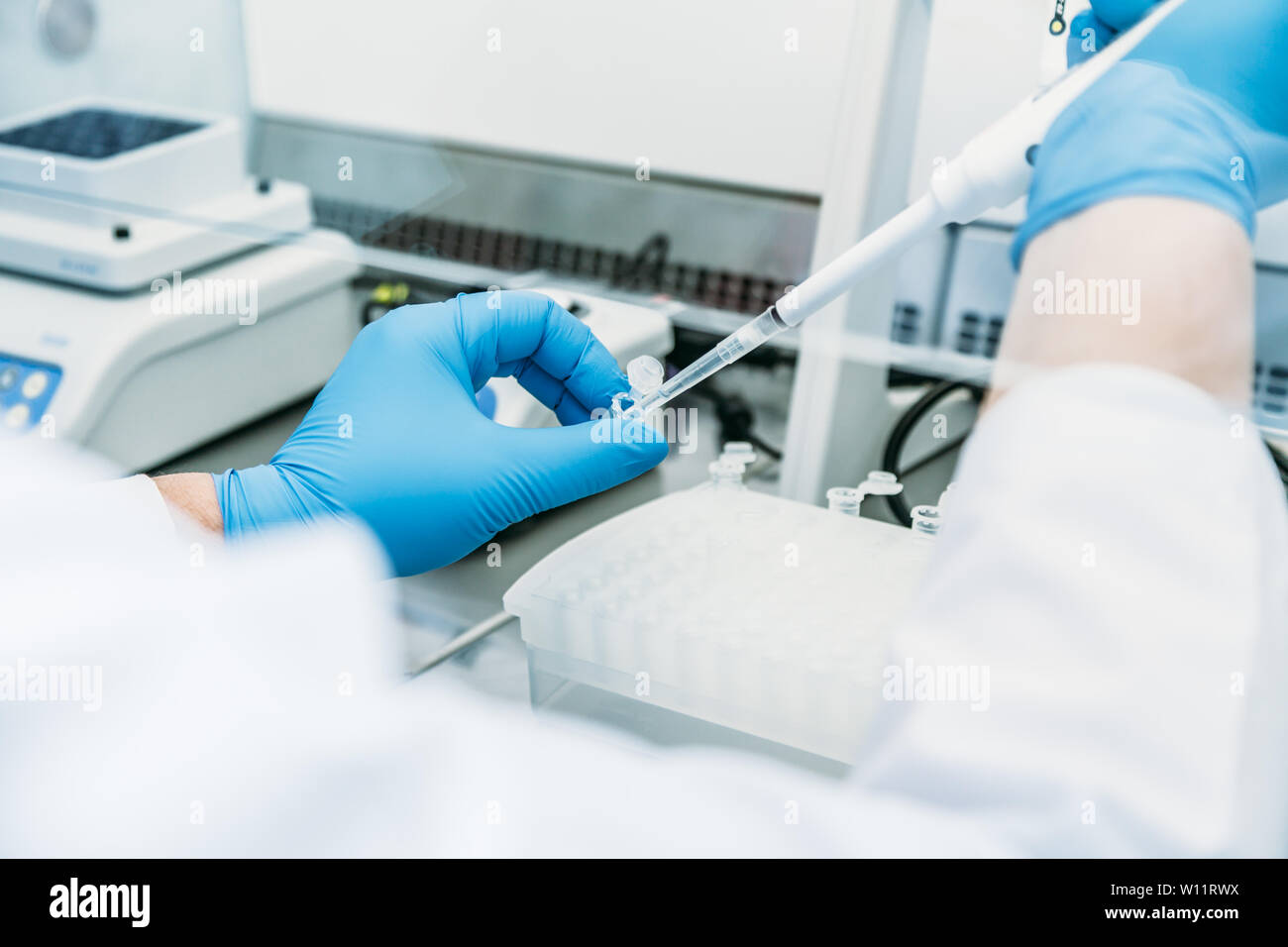 Результат пцр тестирования. Мазок пцр ребенок. Пробирка для взятия мазка пцр. Пцр тест на ковид 19. Hpv квант 21 расшифровка.