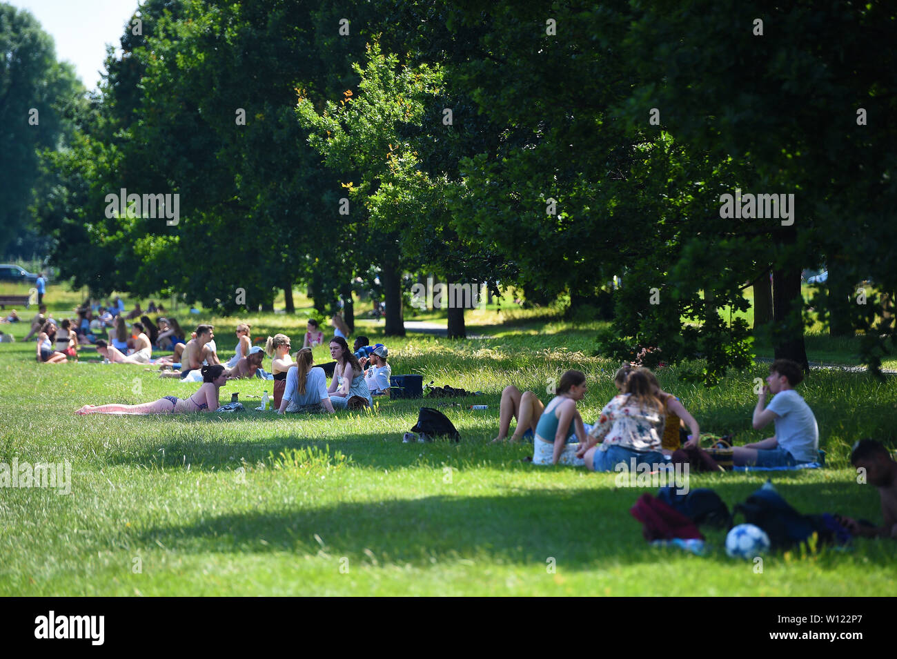People enjoy the hot weather on Clapham Common in London Stock Photo