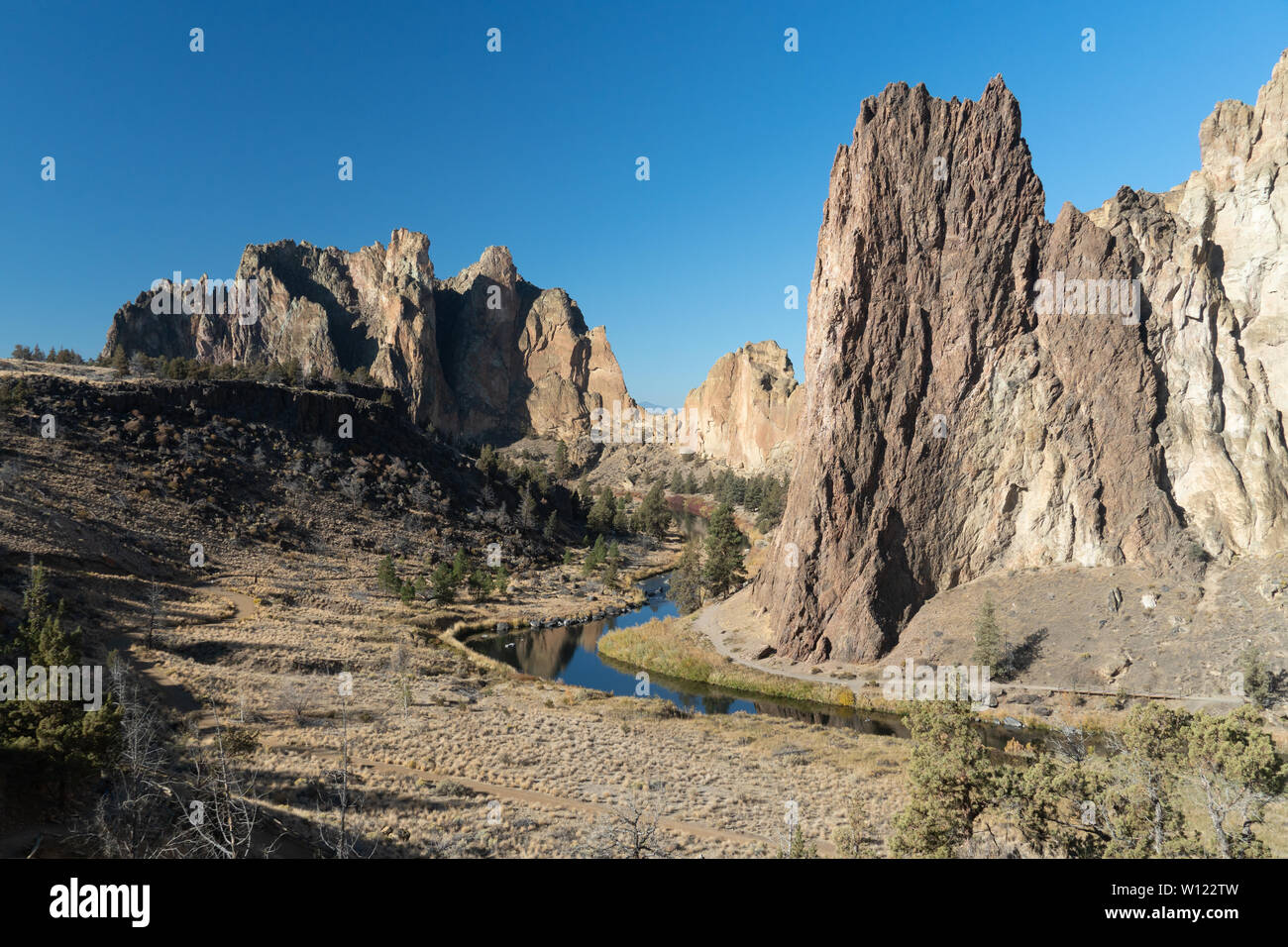 Tuff and rhyolite dike along the Crooked River at Smith Rock State Park, Oregon. Basalt lava flow on the left. Stock Photo