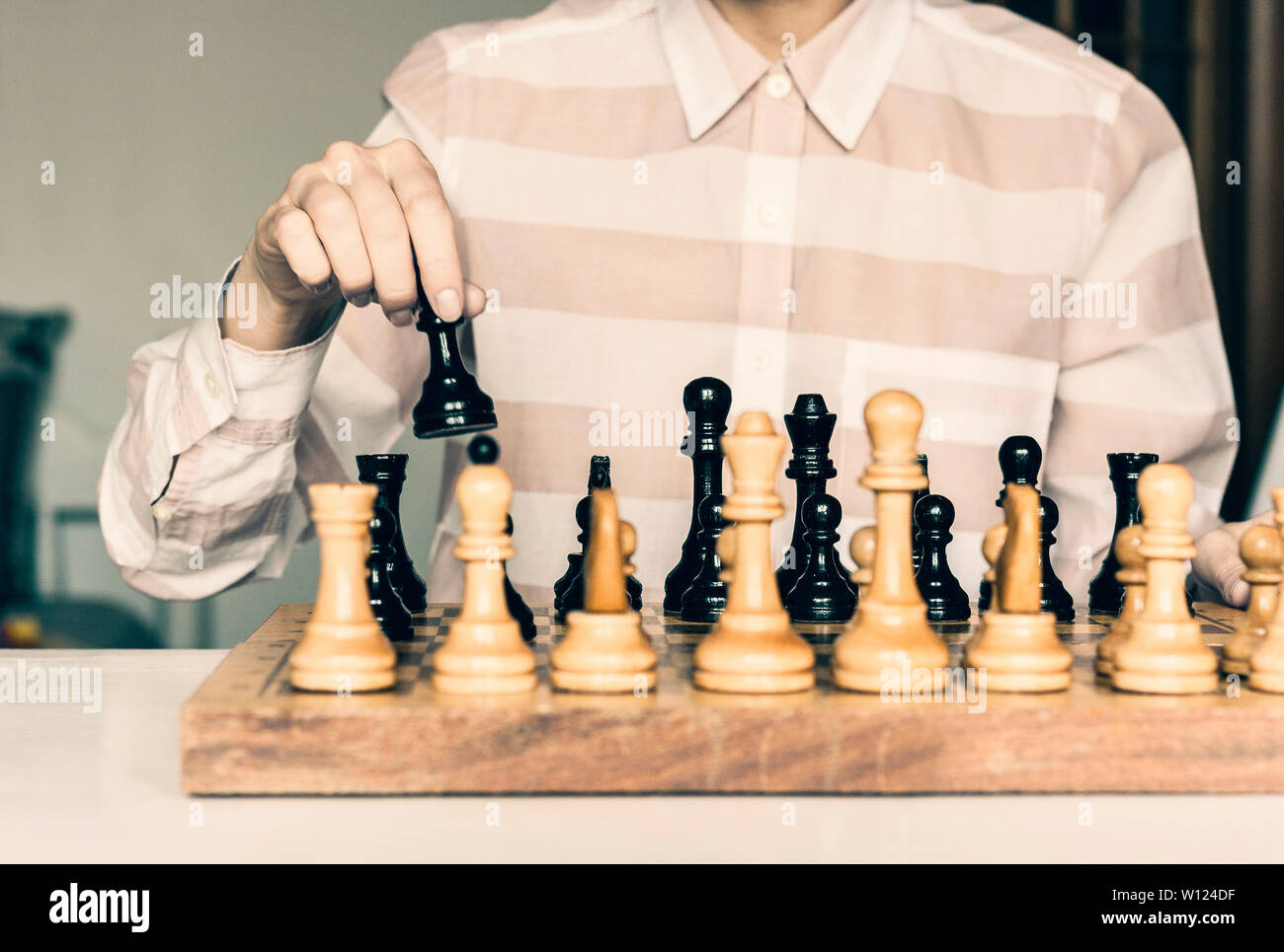 Female chess player hi-res stock photography and images - Alamy