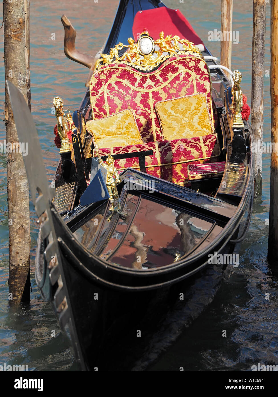 Gondolas red seats by canal hi-res stock photography and images - Alamy