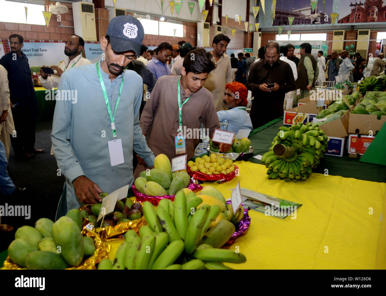 (190629) HYDERABAD, June 29, 2019 (Xinhua) People view mangos displayed during a mango