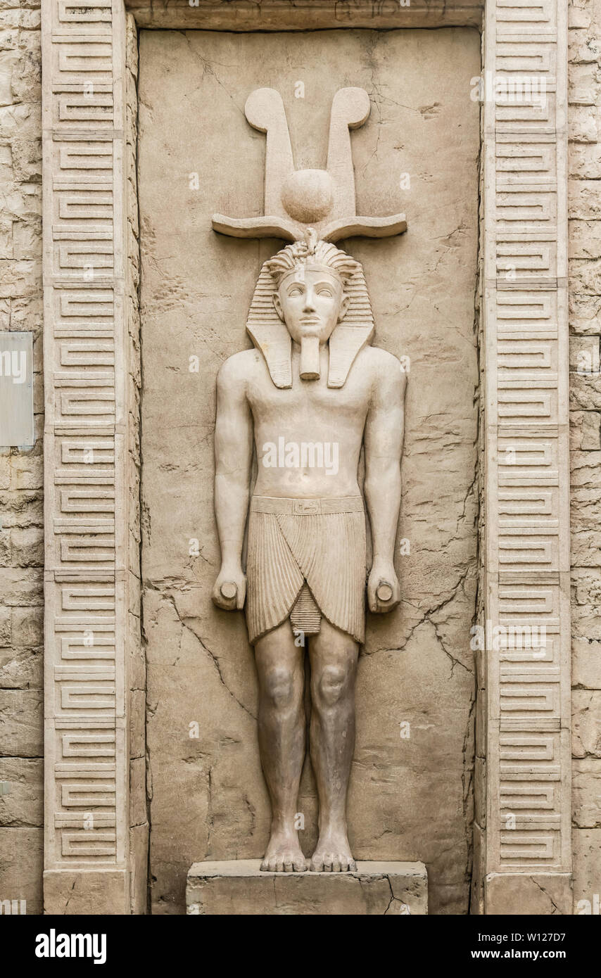 Egyptian statue hi-res stock photography and images - Alamy