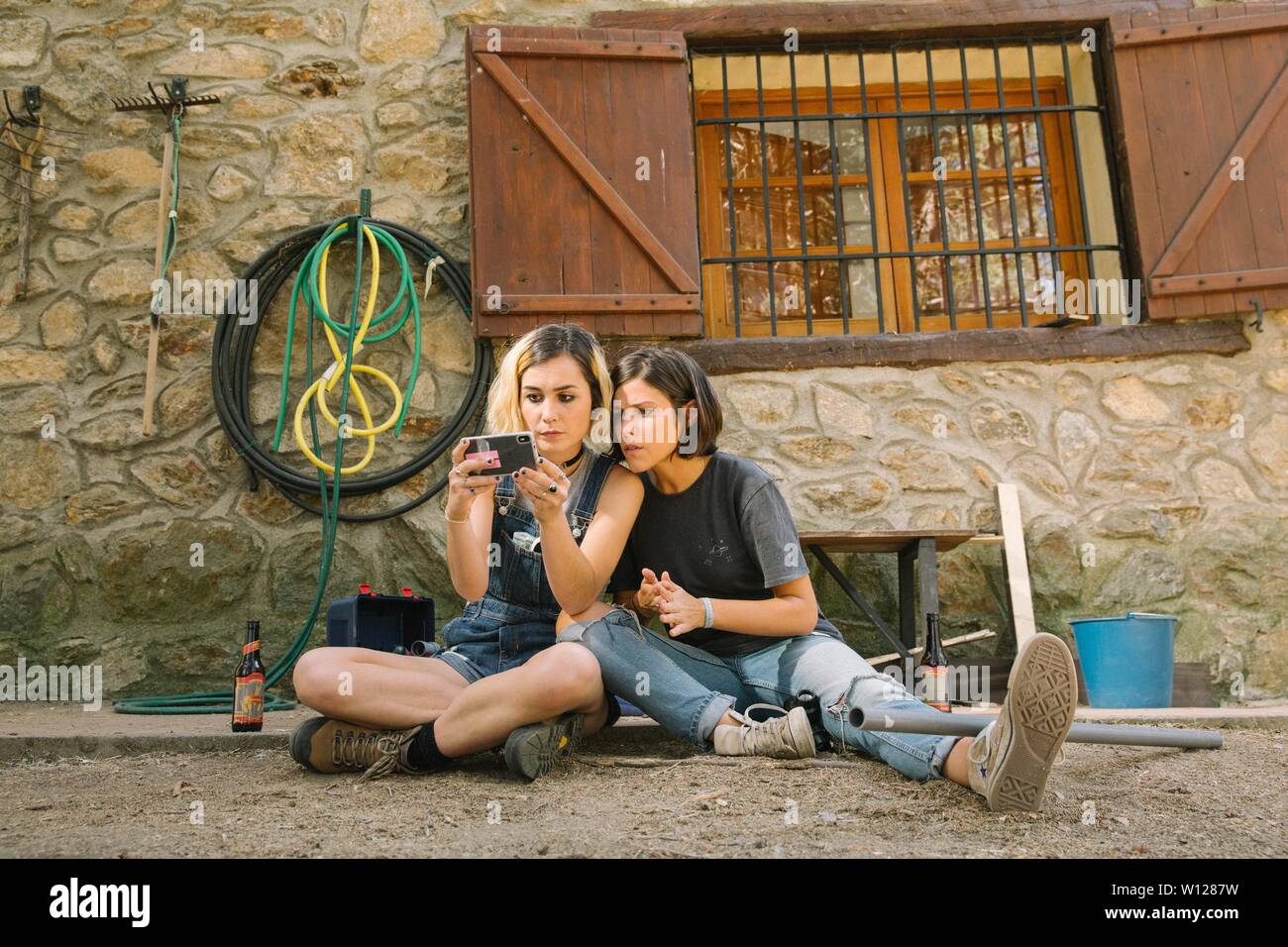 NADIA DE SANTIAGO and IRIA DEL RIO in EL INCREÍBLE FINDE MENGUANTE (2019).  Credit: Montreux Entertaiment / Trepamuros Producciones / Album Stock Photo  - Alamy