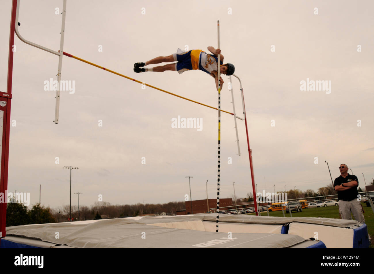 Pole vaulter hires stock photography and images Alamy