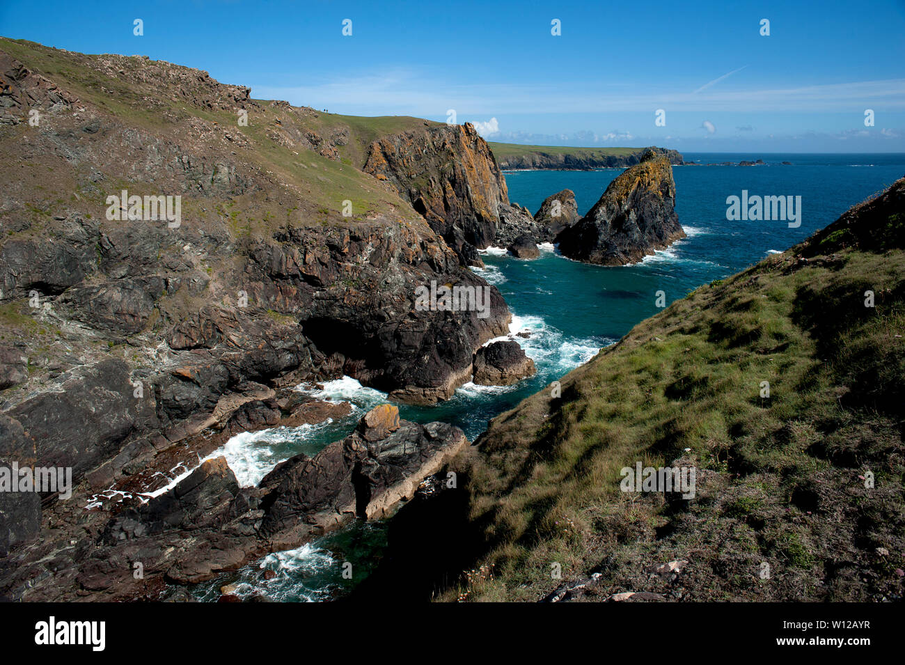 Kynance Cove, Cornwall, England, 2019. The dramatic coastline at the popular holiday destination of Kynance Cove in Cornwall, England. Stock Photo