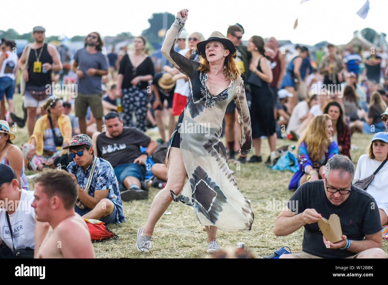 Glastonbury, Somerset, UK. 29th June, 2019. Dancing to Johnny Marr at Glastonbury Festival 2019 on Saturday 29 June 2019 at Worthy Farm, Pilton. Picture by Credit: Julie Edwards/Alamy Live News Stock Photo