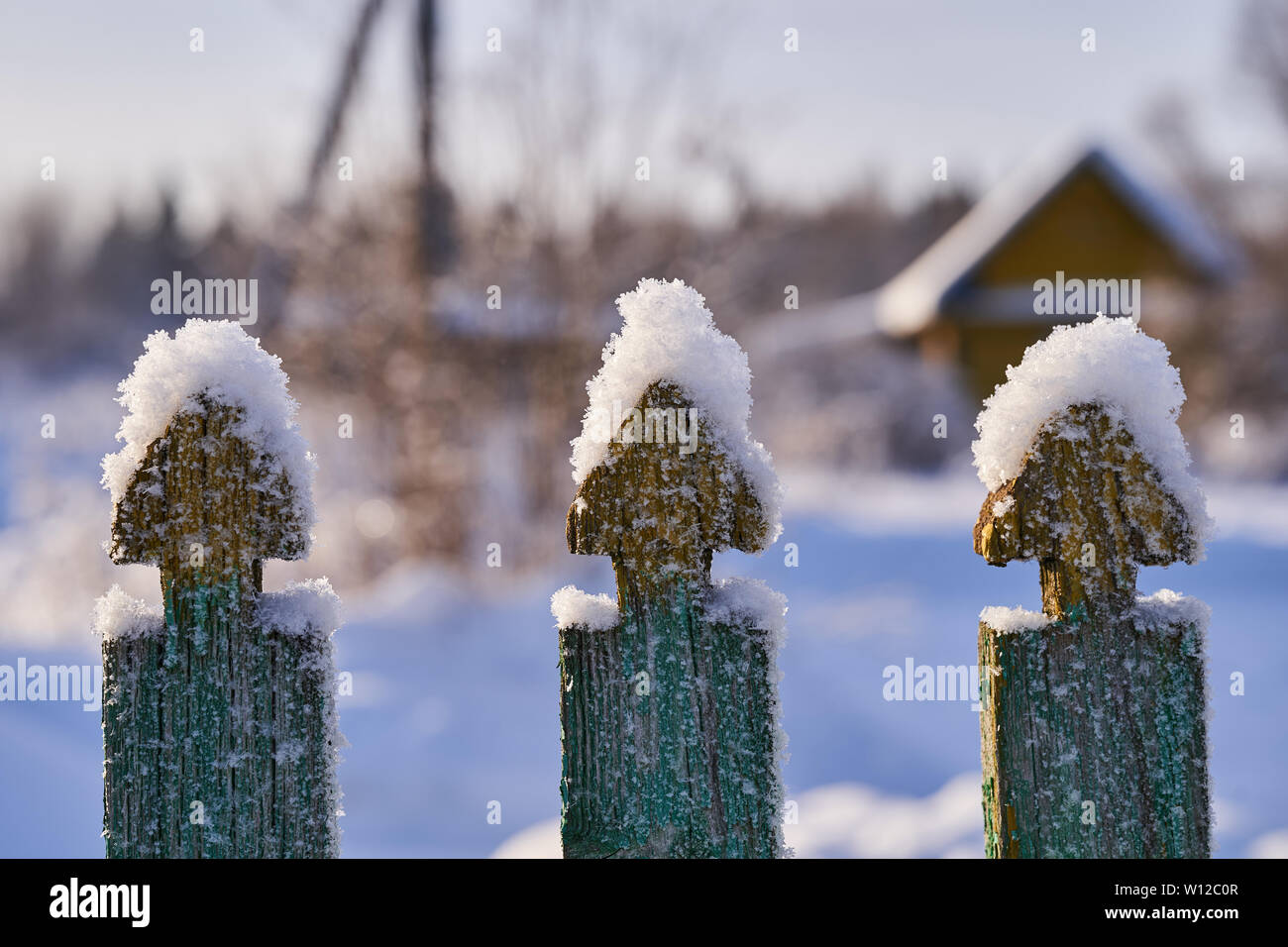 Snow on the elements of a wooden fence Stock Photo - Alamy