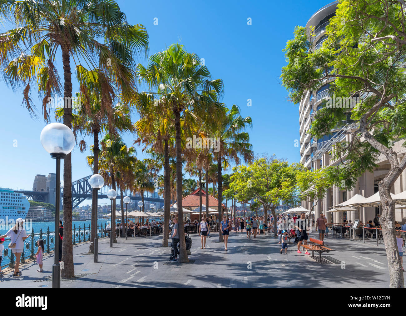 Cafes, bars and restaurants on Circular Quay looking towards the Sydney Harbour Bridge, Sydney, Australia Stock Photo