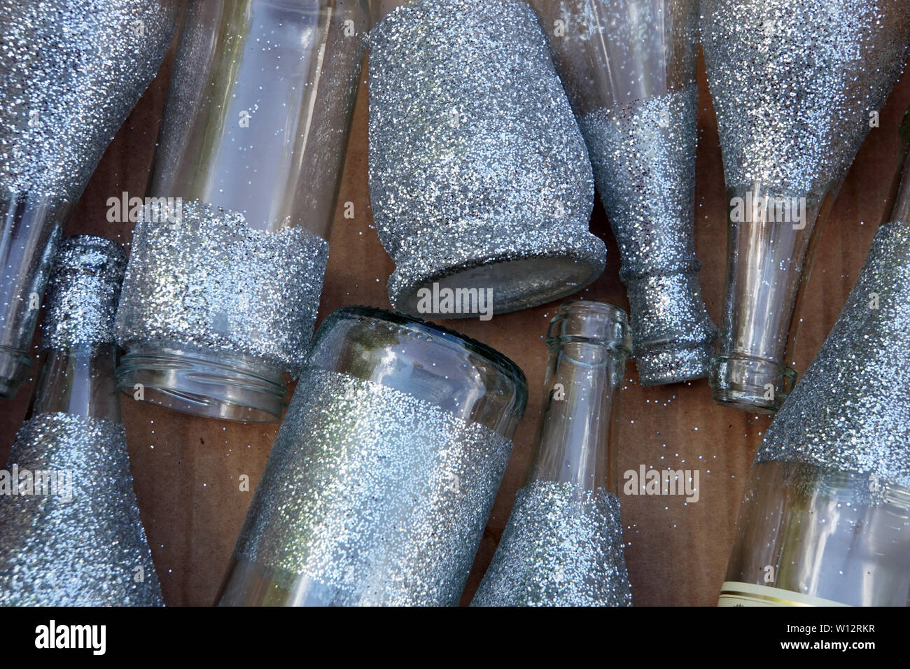 silbern lackierte Flaschen und Gläser als Dekoration Stock Photo