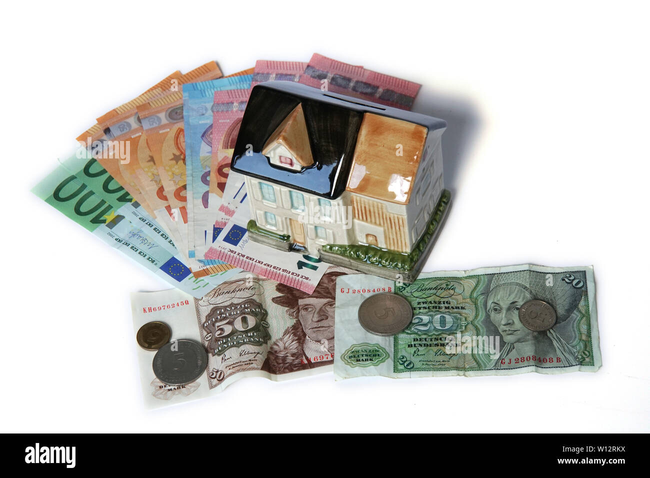 Symbolfoto Haus als Spardose mit Euro-Banknoten und Deutsche Mark Stock Photo