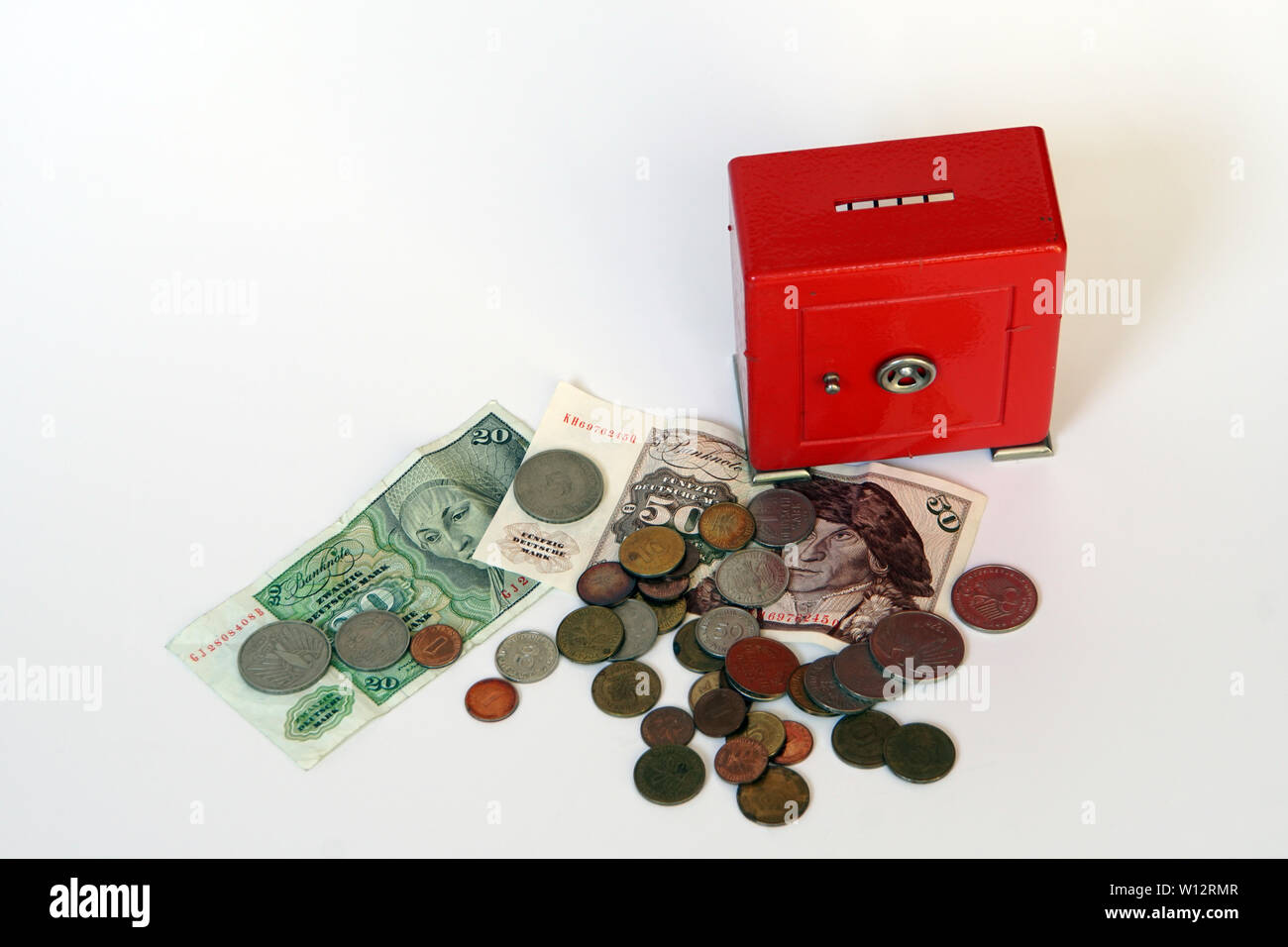 Symbolfoto roter Tresor als Spardose mit DM-Banknoten und Münzen Stock  Photo - Alamy