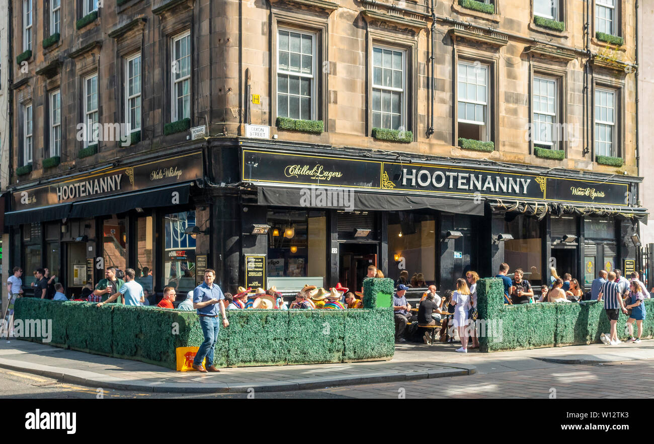 Exterior of the Hootenany Bar in central Glasgow, Scotland on a hot June Friday evening after work. Stock Photo