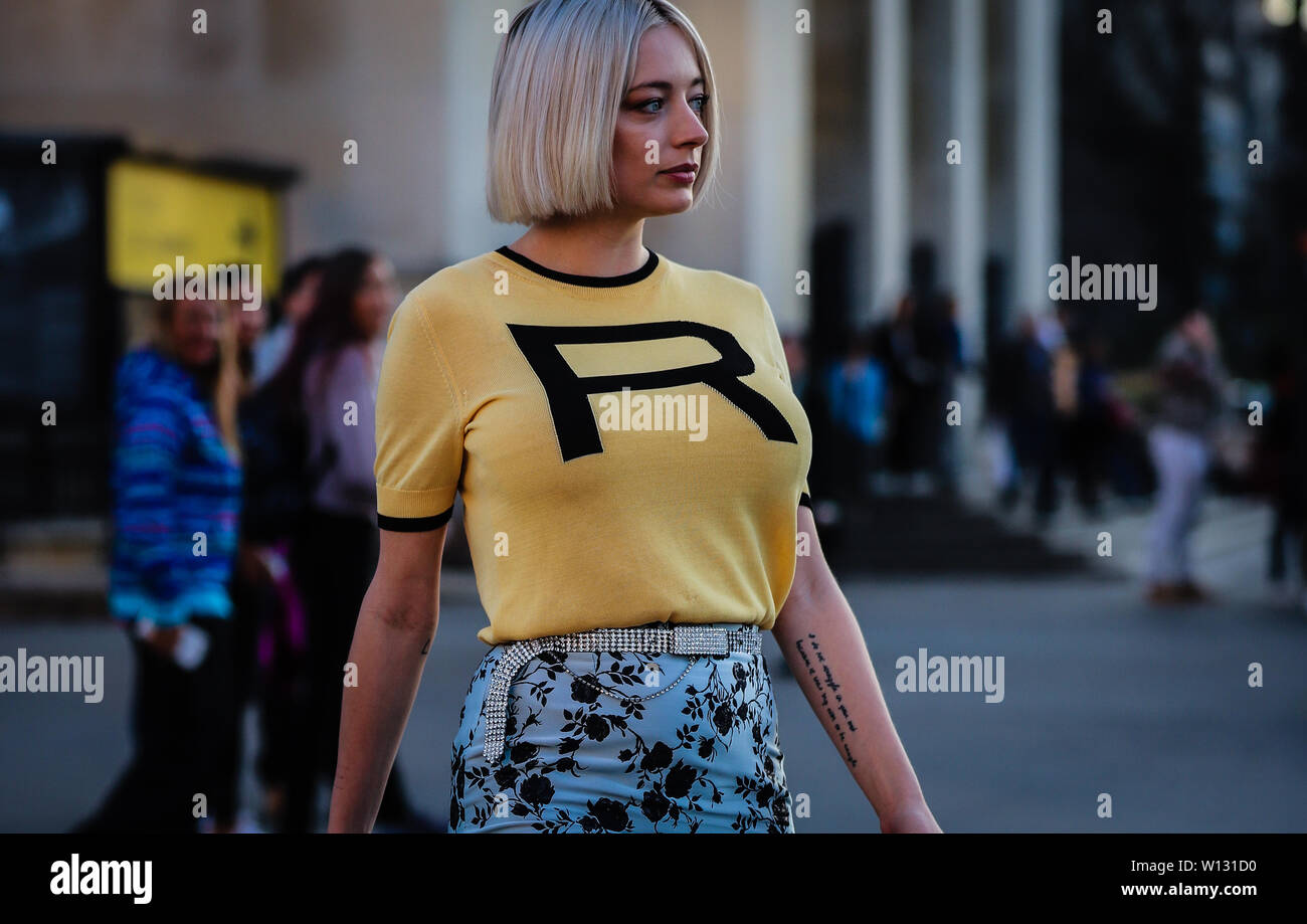 Caroline Vreeland on the street during the Paris Fashion Week. (Photo