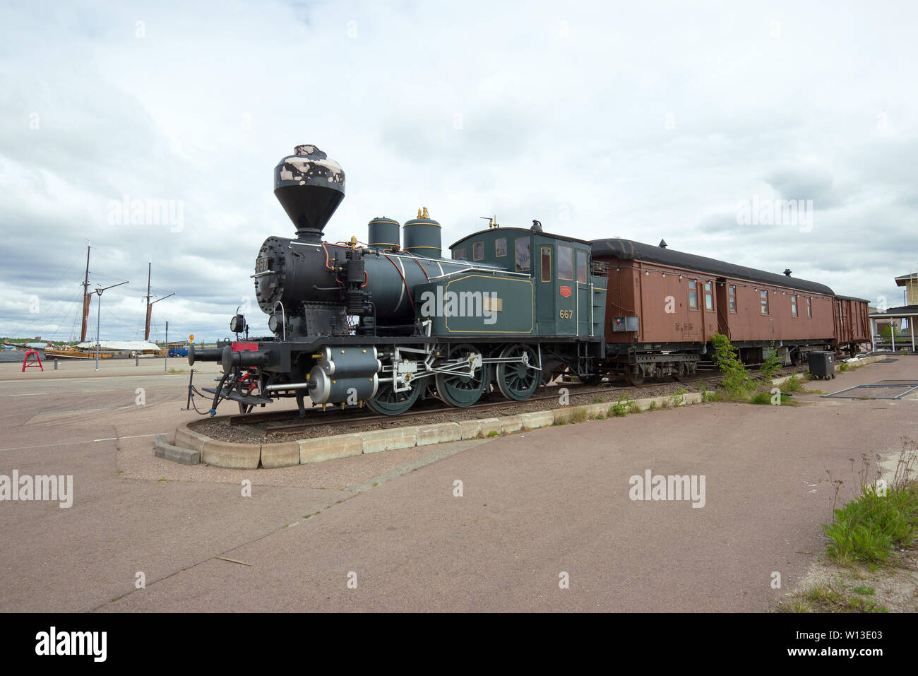 KOTKA, FINLAND - JUNE 03, 2017: Retro steam locomotive Vr1 (until 1942 - L1) with wagons in the sea center of Vellamo on a cloudy day Stock Photo