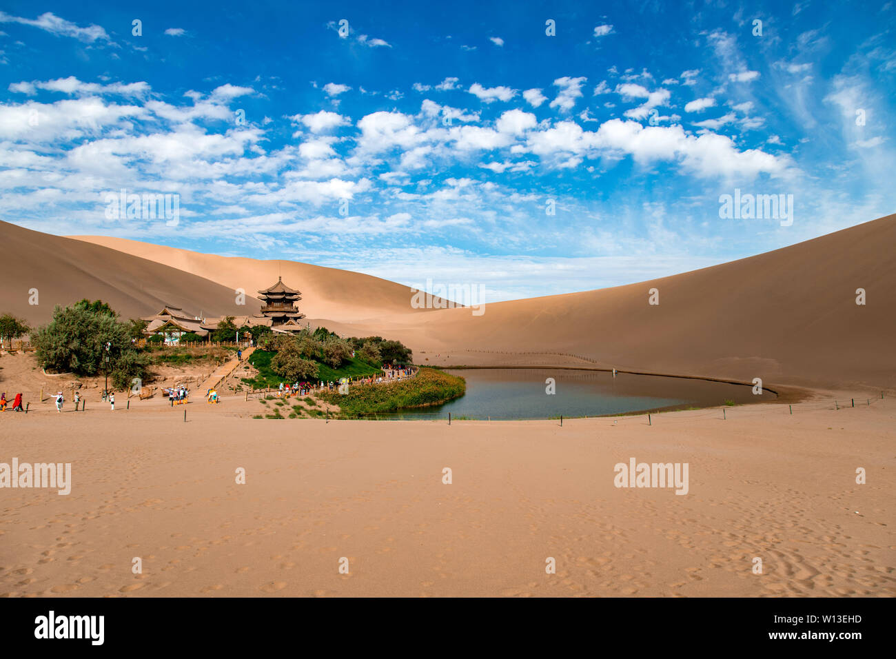 mingsha mountain crescent spring Stock Photo - Alamy