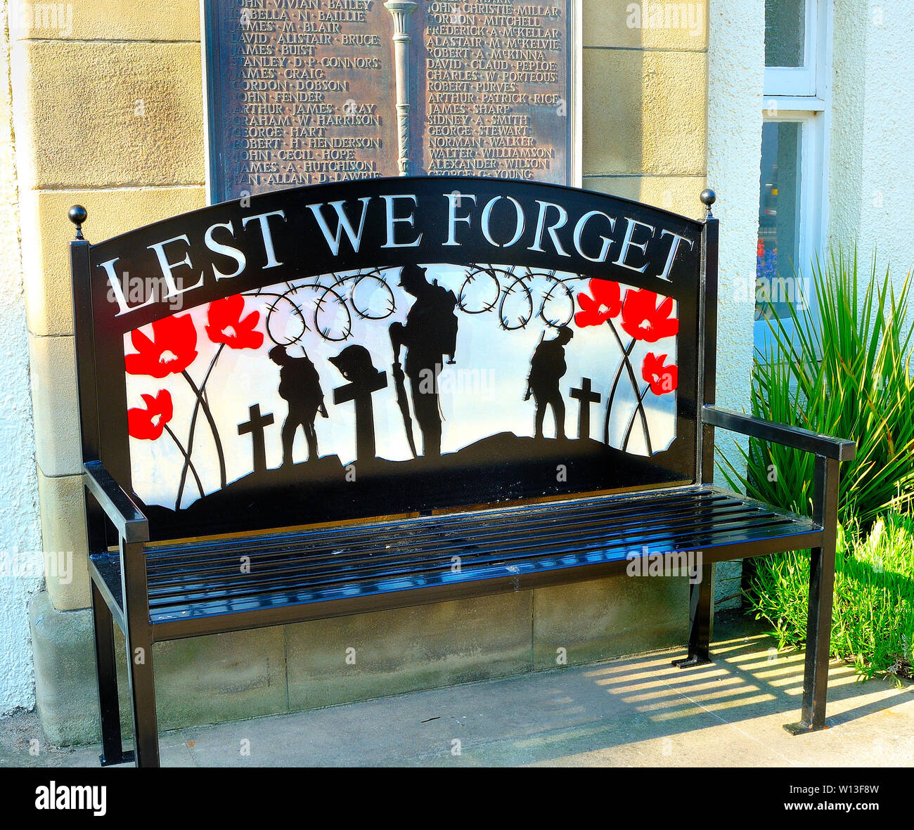Park bench and wall plaque commemorating fallen soldiers of World War 1 Stock Photo