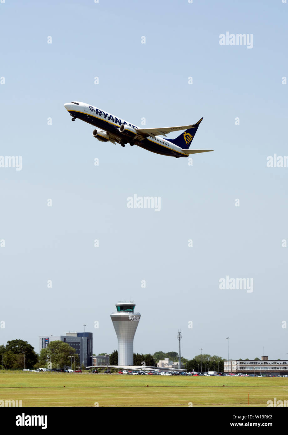 Ryanair Boeing 737-8AS taking off at Birmingham Airport, UK (EI-FTS) Stock Photo