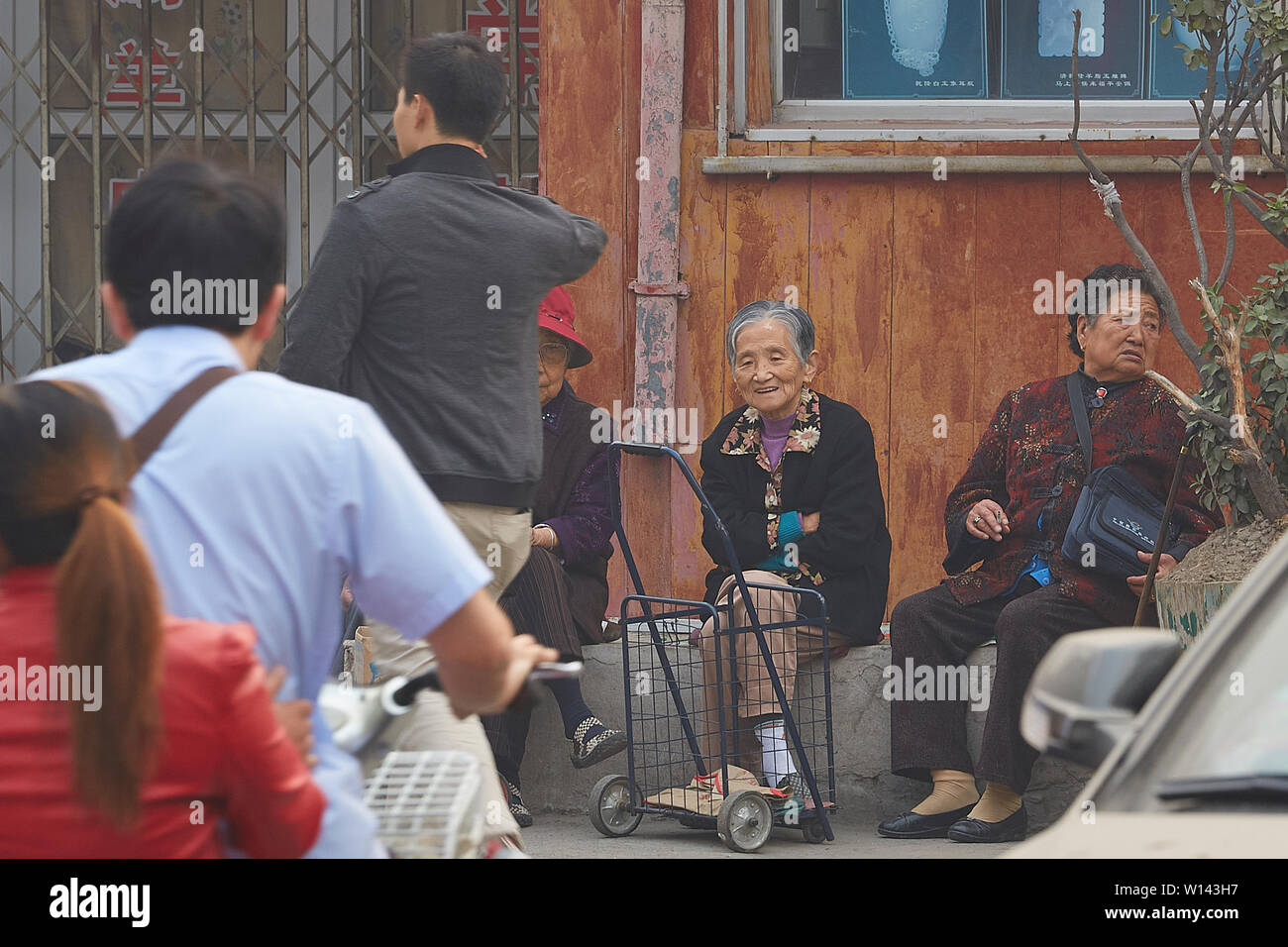 group-of-senoir-chinese-women-hi-res-stock-photography-and-images-alamy