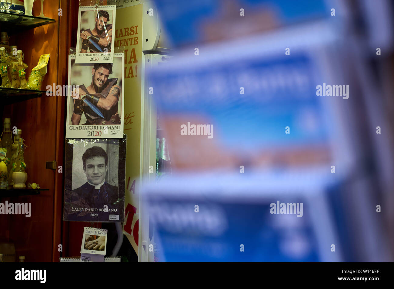 Calendars For Sale In A Shop In Rome Gladiators Or Priests Stock Photo Alamy calendario gladiatori romani 2021