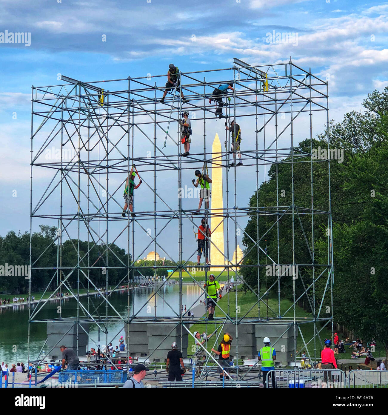 (190630) -- WASHINGTON, June 30, 2019 (Xinhua) -- Photo taken with a mobile phone shows people working on a scaffold near the Washington Monument in Washington D.C., the United States, June 29, 2019. (Xinhua/Liu Jie) Stock Photo