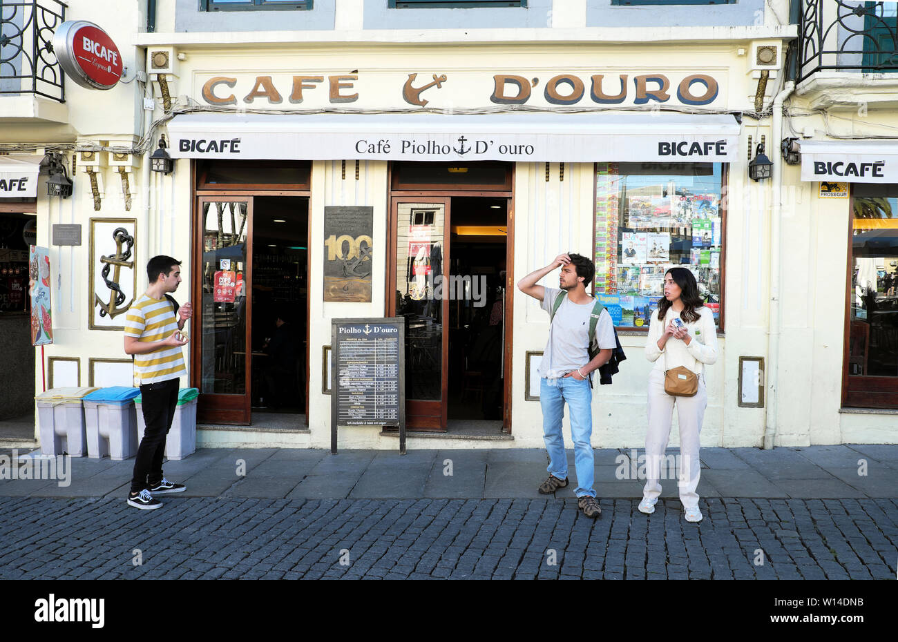 Young couple people outside Café Piollho D Ouro Porto Oporto Portugal Europe  KATHY DEWITT Stock Photo