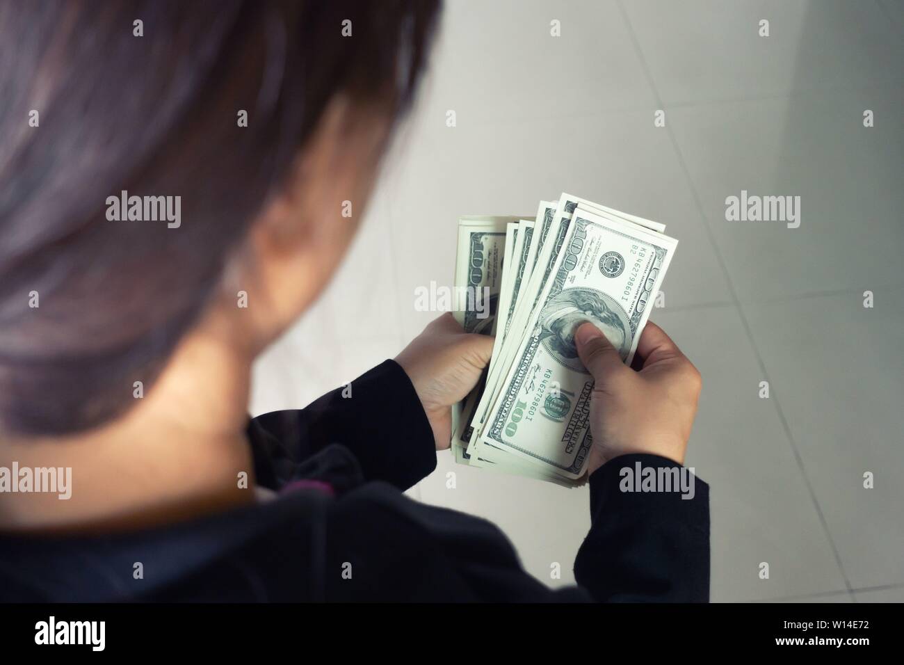 Money out of wallet hi-res stock photography and images - Alamy