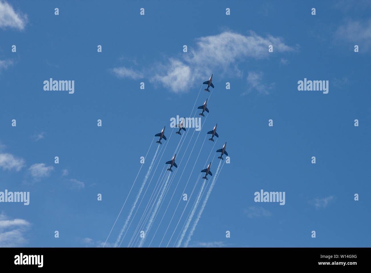 Kunstflugvorführung der 'Patrouille de France': 8 Alpha-Jets im Formationsflug Stock Photo
