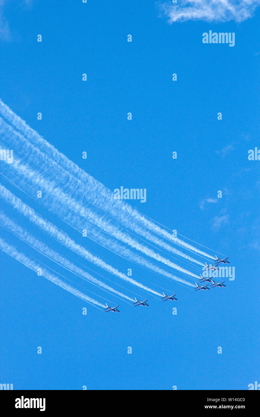 Kunstflugvorführung der 'Patrouille de France': 8 Alpha-Jets im Formationsflug Stock Photo