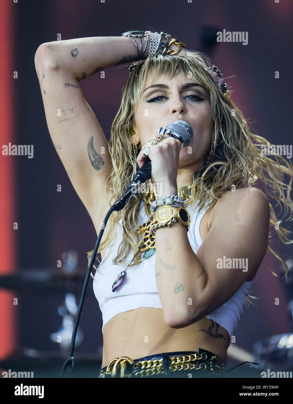 Miley cyrus stage hi-res stock photography and images - Page 5 - Alamy