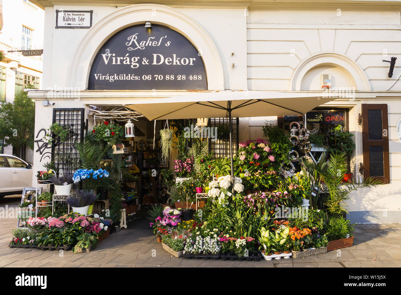 Exterior of the flower shop Rahel's virág és dekor on Kalvin Ter in Budapest, Hungary. Stock Photo