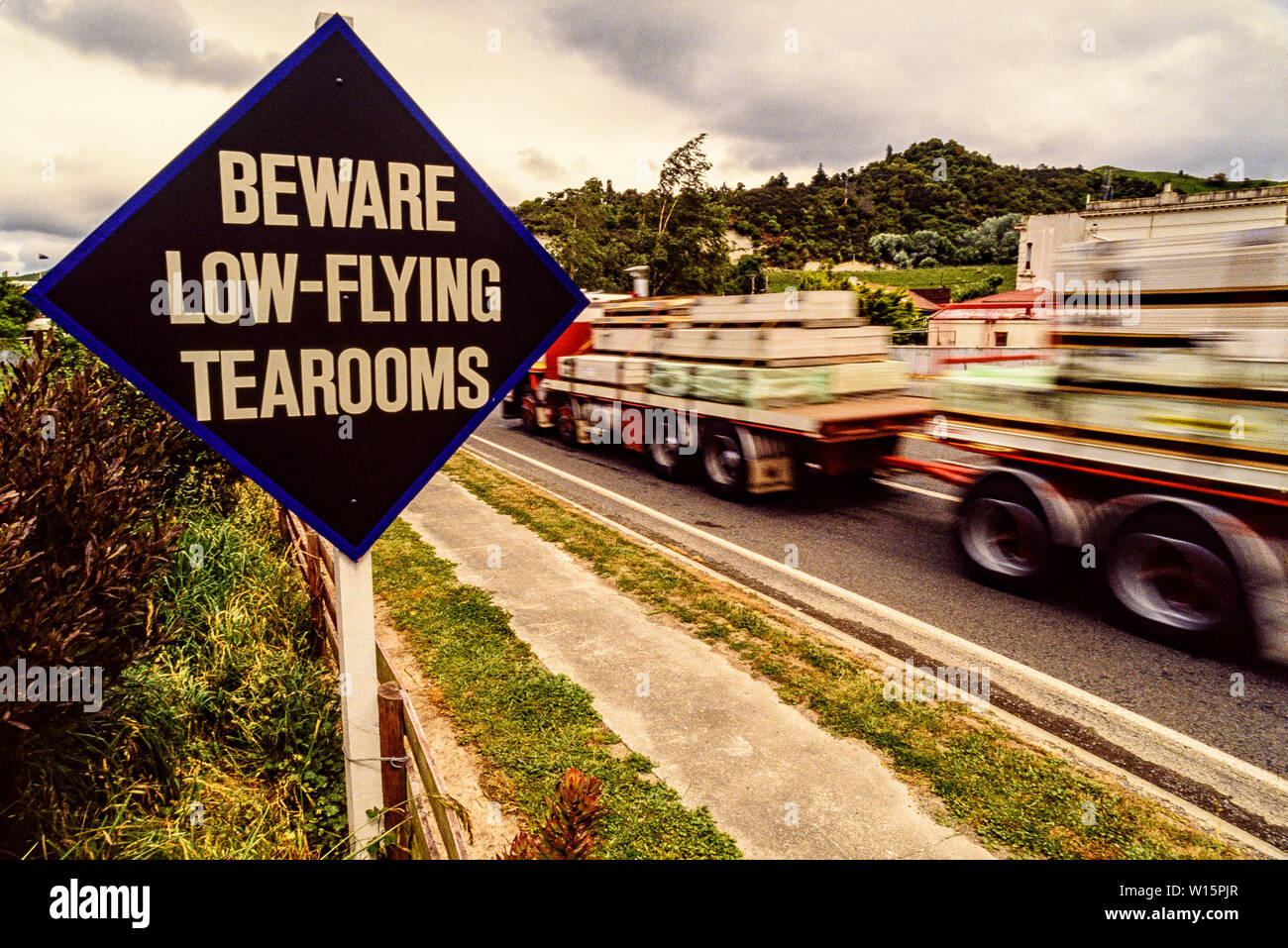 November 1989. North Island, New Zealand. Road sign for the Low Flying Tea Rooms: converted DC-3 aeroplane in Mangaweka, north of Palmerston. Photo ta Stock Photo