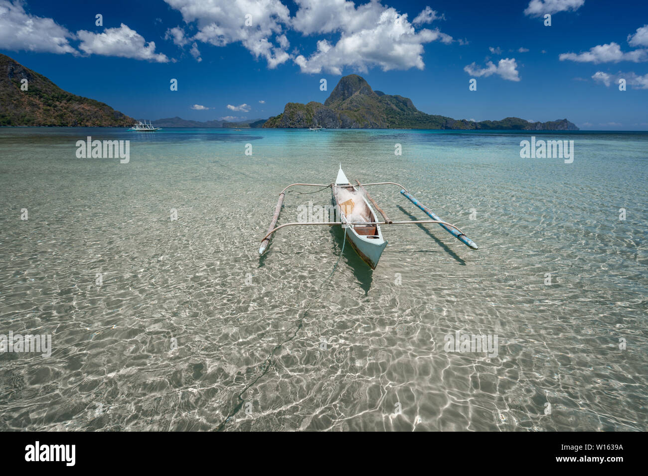 Crystal clear shallow water, low tide, exotic paradise islands, amazing