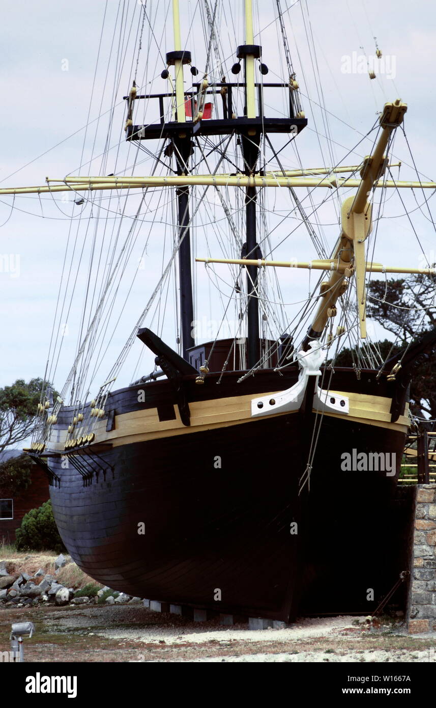 AJAXNETPHOTO. 1986. ALBANY, WESTERN AUSTRALIA. - REPLICA SHIP - THE BRIG AMITY, THE ORIGINAL OF WHICH BROUGHT SETTLERS TO THE AREA IN 1826 AND MAJOR DMUND LOCKYER WHO ESTABLISHED A MILITARY OUTPOST IN KING GEORGE SOUND. THIS REPLICA WAS BUILT BY LOCAL CRAFTSMEN IN 1975. PHOTO:JONATHAN EASTLAND/AJAX REF:865463. Stock Photo