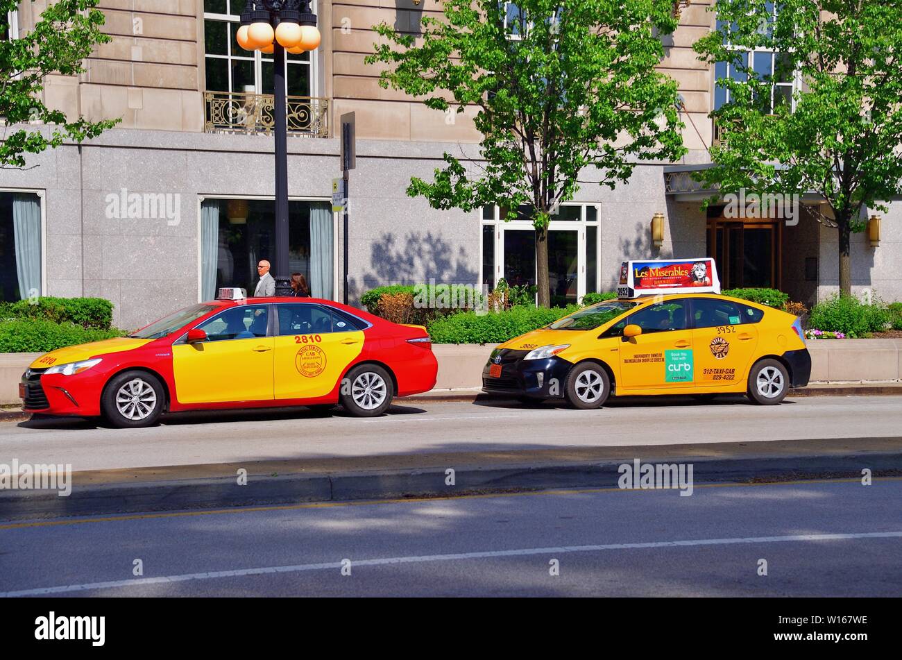 Chicago, Illinois, USA. Taxis waiting in a queue along Michigan Avenue at the Conrad Hilton Hotel & Towers. Stock Photo