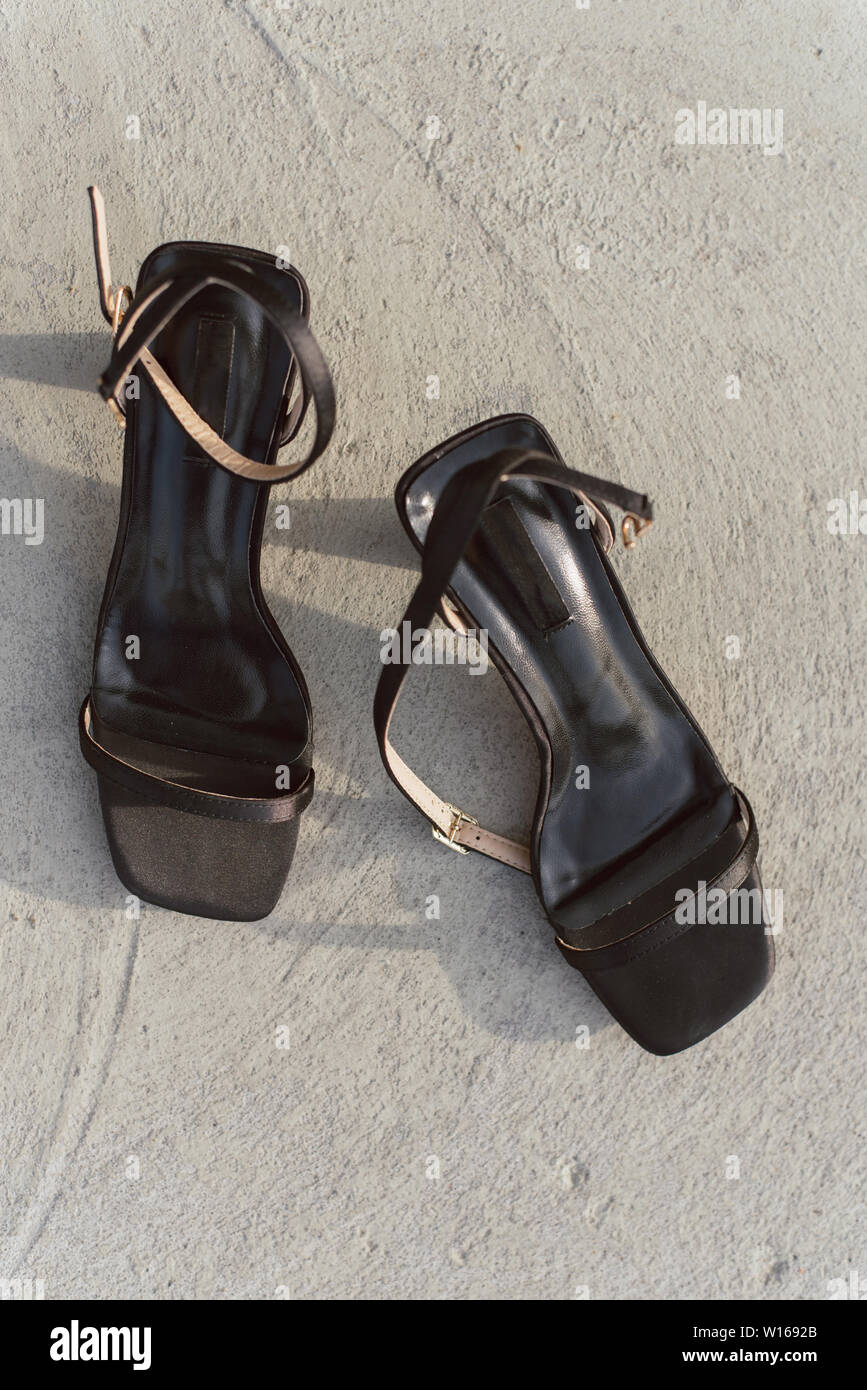 Black leather open sandals with heels 