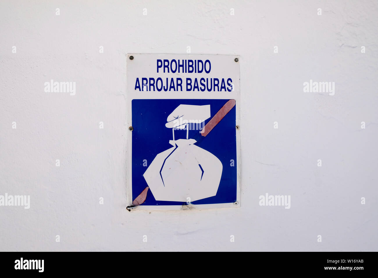 Prohibido arrojar basura hires stock photography and images Alamy
