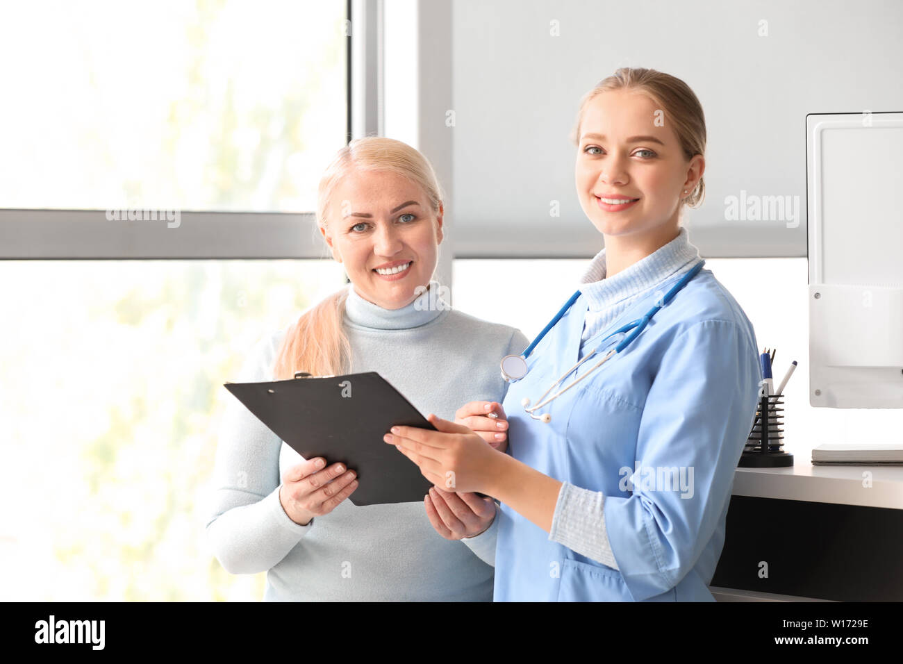 Medical assistant explaining woman hi-res stock photography and images ...
