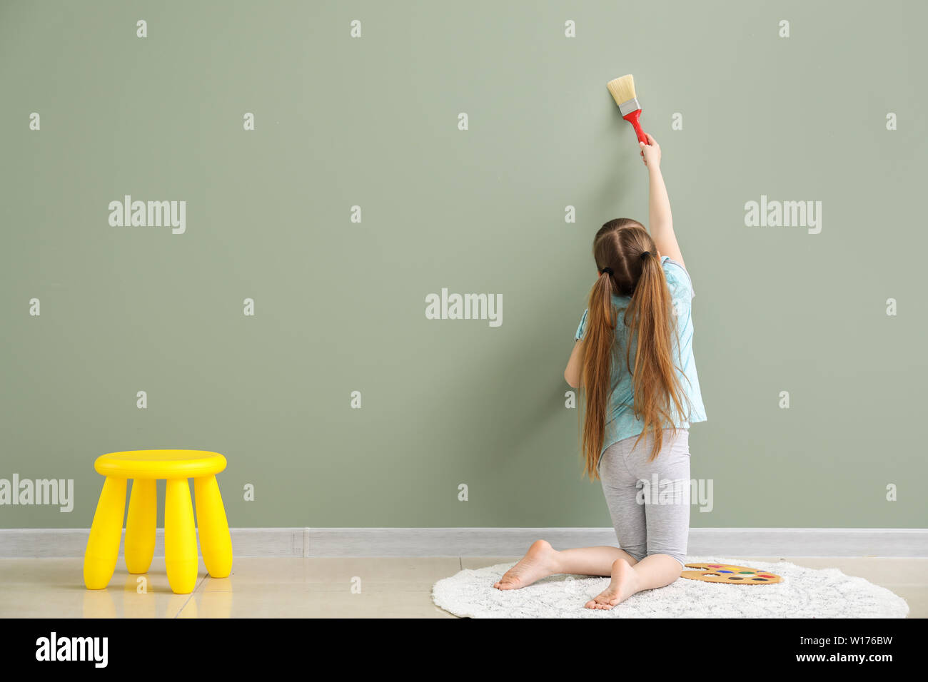 Little girl painting on wall hires stock photography and images Alamy