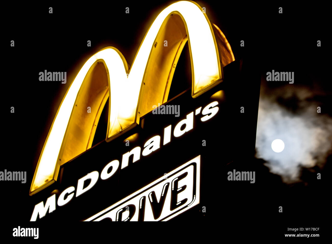 Mcdonalds drive thru night hi-res stock photography and images - Alamy