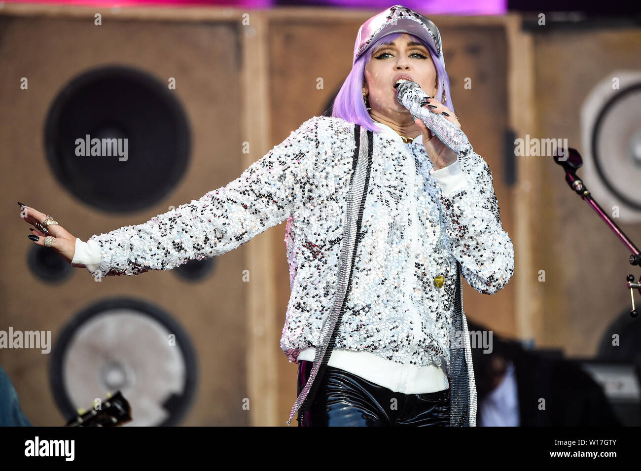 Glastonbury, Pilton, Somerset, UK. 30th June 2019. Miley Cyrus performs on the Pyramid stage at Glastonbury Festival on 30th June 2019. Picture by Tabatha Fireman / Female Perspective Credit: Female Perspective/Alamy Live News Stock Photo