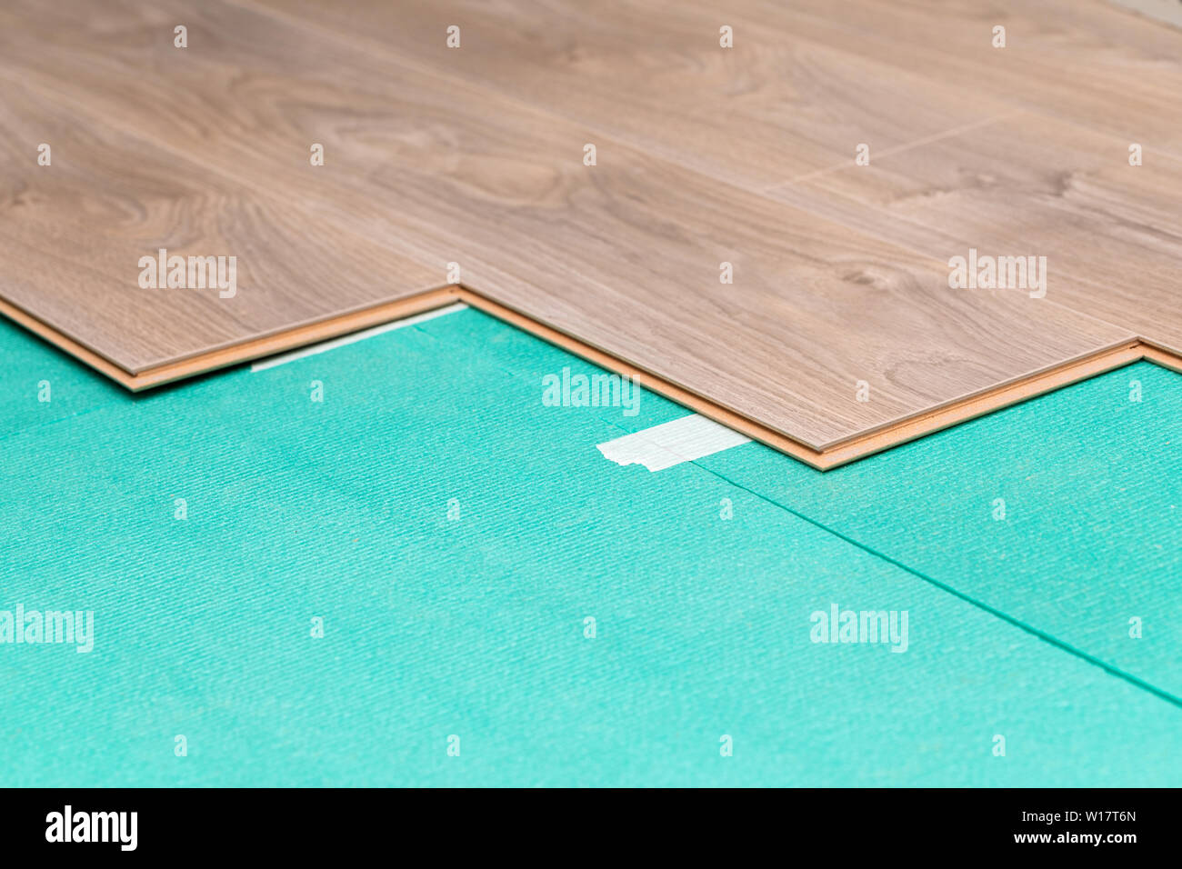 Craftsman installing laminate flooring in new apartment Stock Photo Alamy