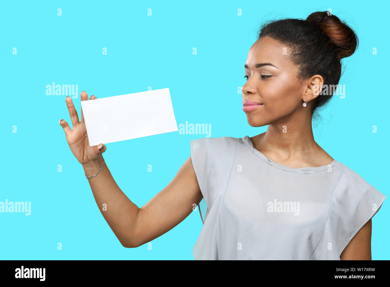 African american woman holding blank paper Stock Photo - Alamy