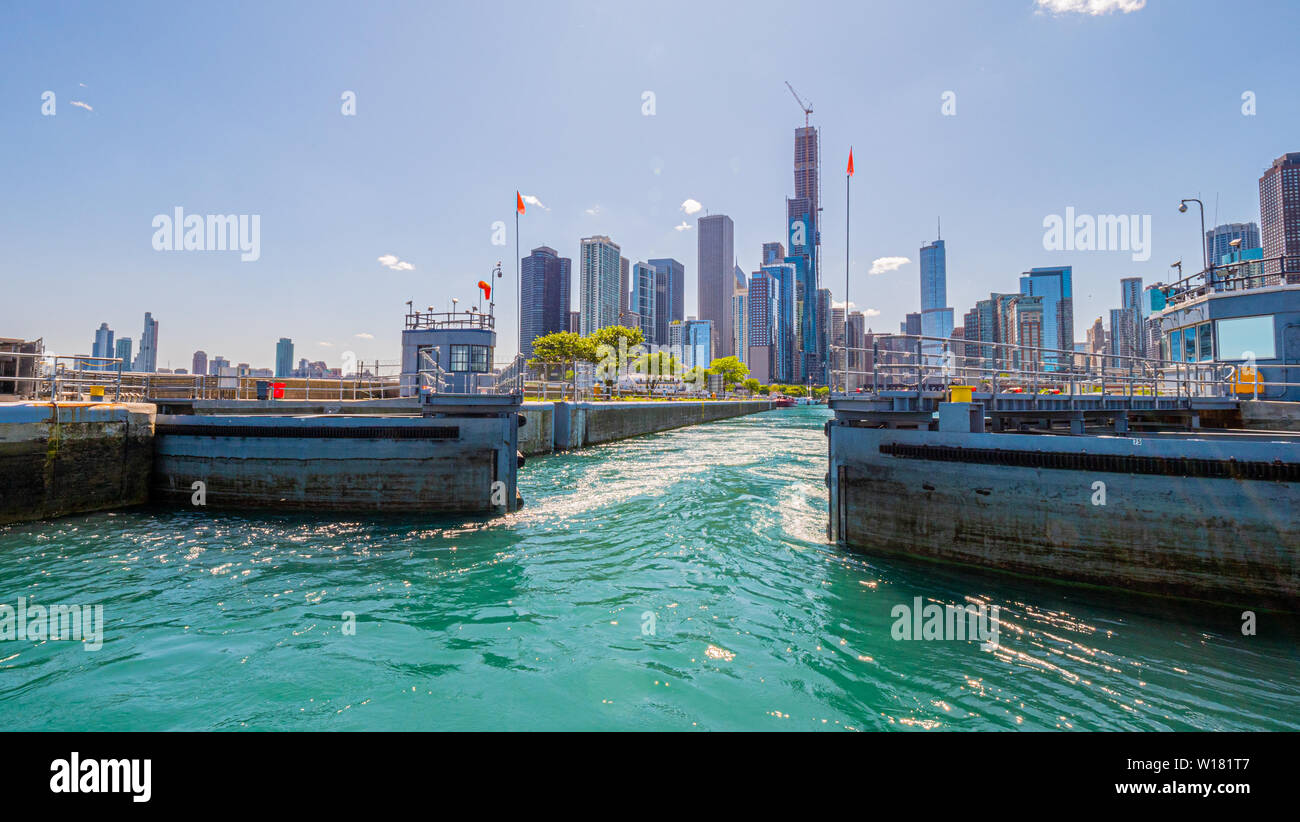 Chicago river lake michigan lock hi-res stock photography and images ...