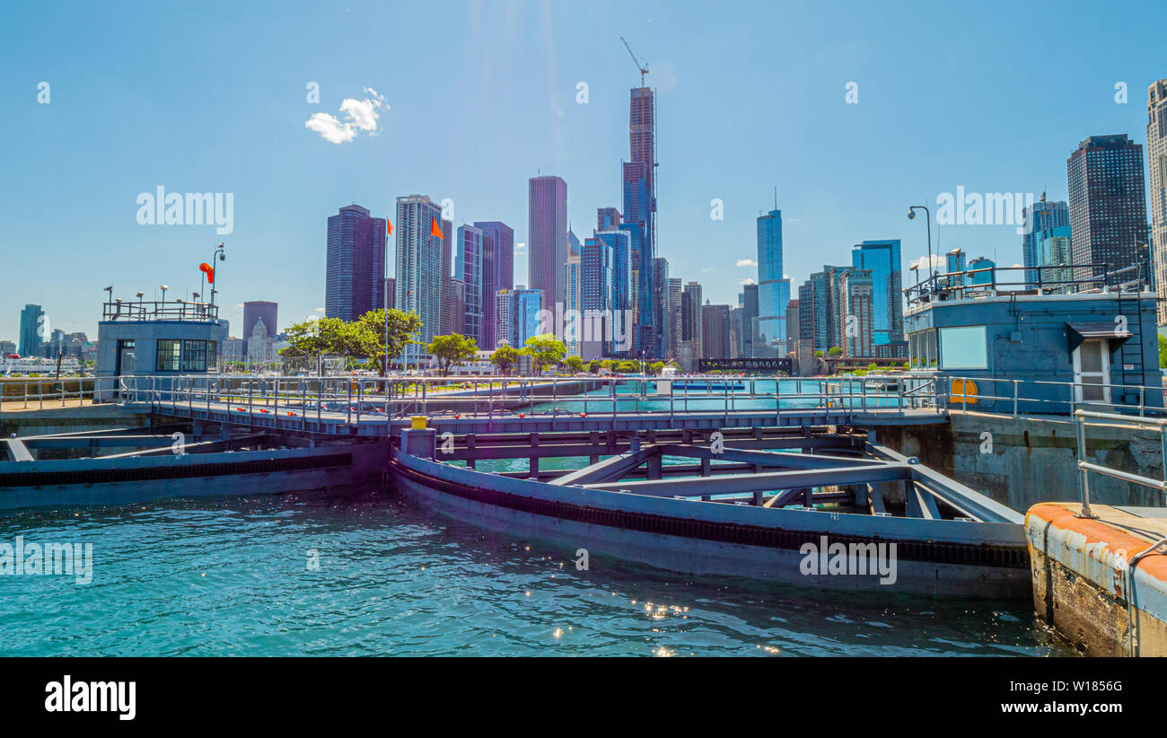 Chicago river lake michigan lock hi-res stock photography and images ...