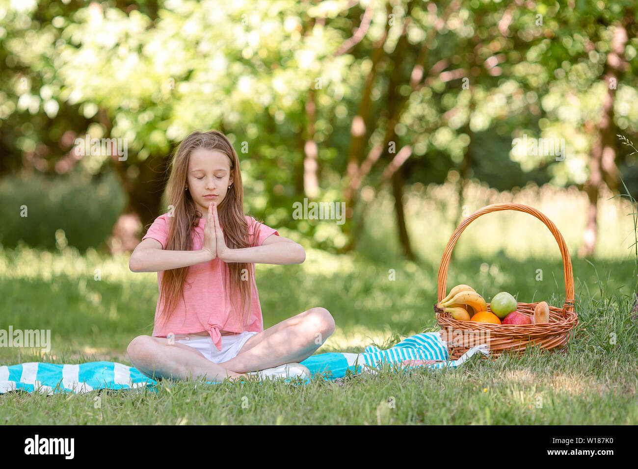 Barefoot little girl feet apple hires stock photography and images Alamy