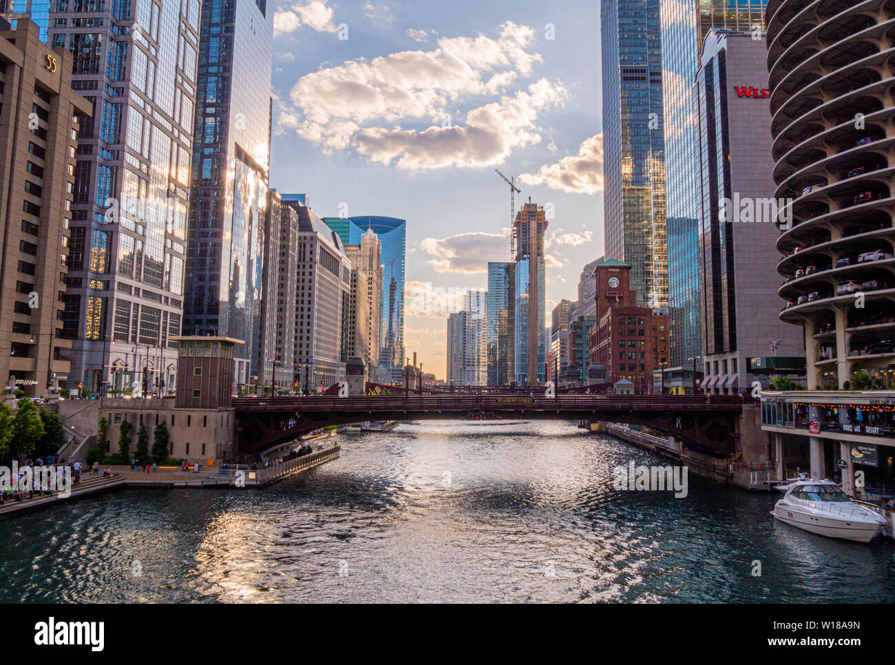 Chicago evening downtown river buildings hi-res stock photography and ...
