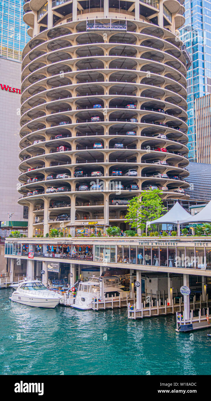 Famous round parking lot at Chicago River - CHICAGO, USA - JUNE 12, 2019  Stock Photo - Alamy