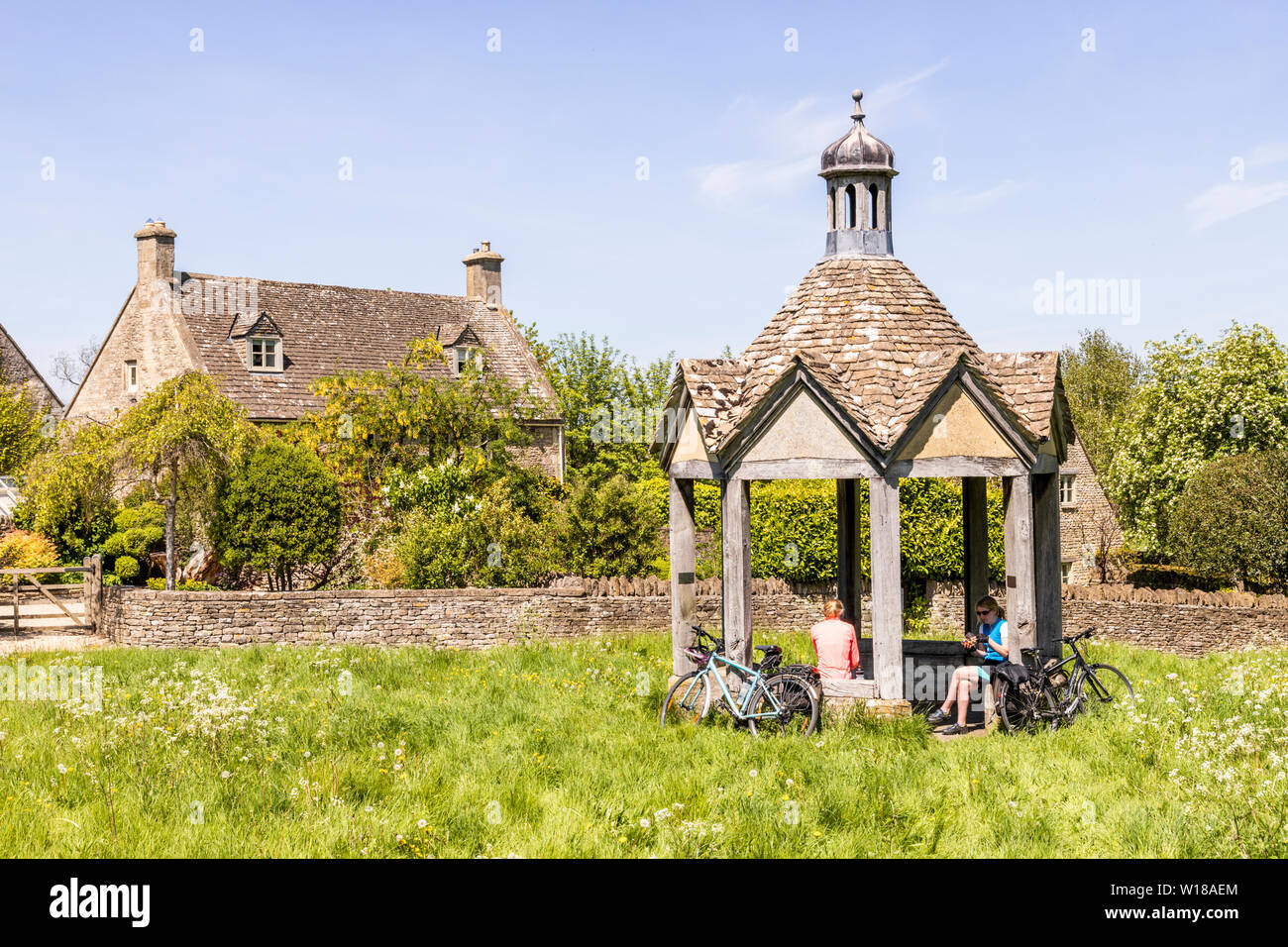 Village ladies hi-res stock photography and images - Page 3 - Alamy