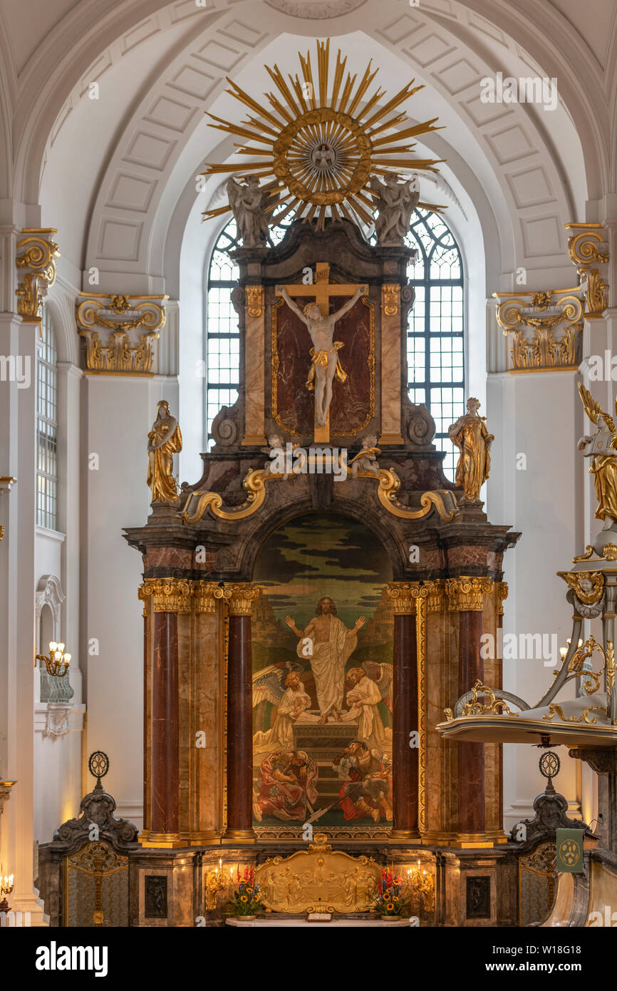 Das Kruzifix oberhalb des Hauptaltars in der St. Michaelis-Kirche in Hamburg Stock Photo